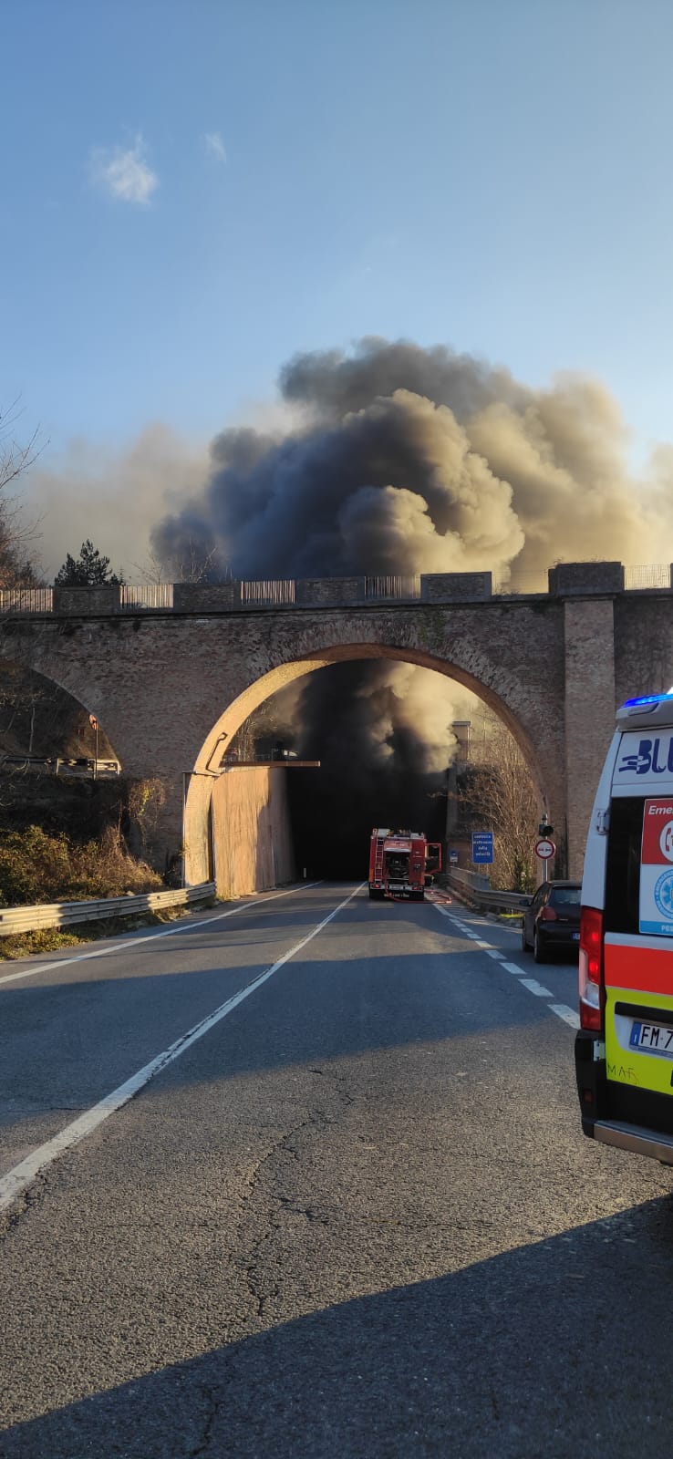 Urbino - Frontale tra ambulanza e autobus in galleria, a fuoco mezzo sanitario